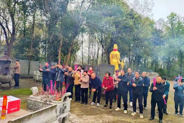 吴氏省一公支与通山仁九公后裔齐聚万春公园举行清明祭祖