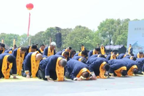 泰伯陵前的“让”字课