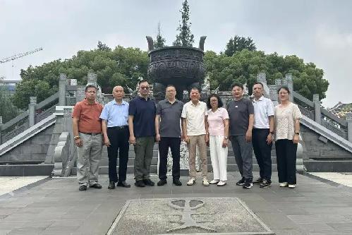 赤子归宗谒祖源  至德薪火耀南洋