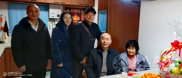 守根护脉传至德 骏马踏春聚宗亲 守根护脉传至德 骏马踏春聚宗亲