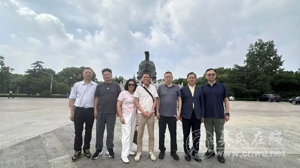 赤子归宗谒祖源  至德薪火耀南洋