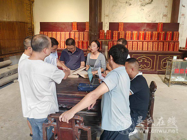 凯里学院教授和剑河县宗亲到远口吴氏总祠参加晒谱