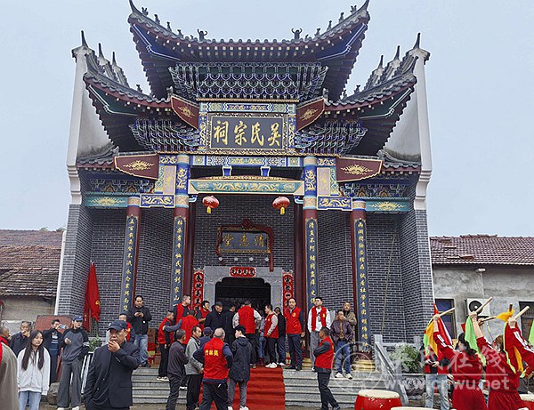 盛世修谱承祖德 千秋家乘启后昆
